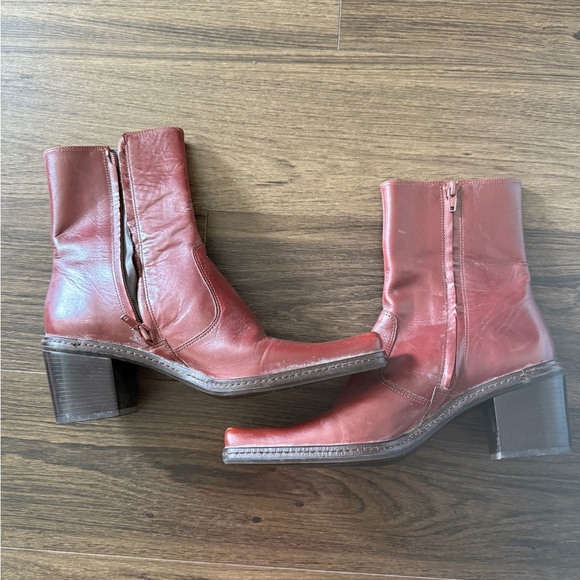 Gianni Bini Red Heeled Boots Sleek Suede Design - Picture 2 of 9